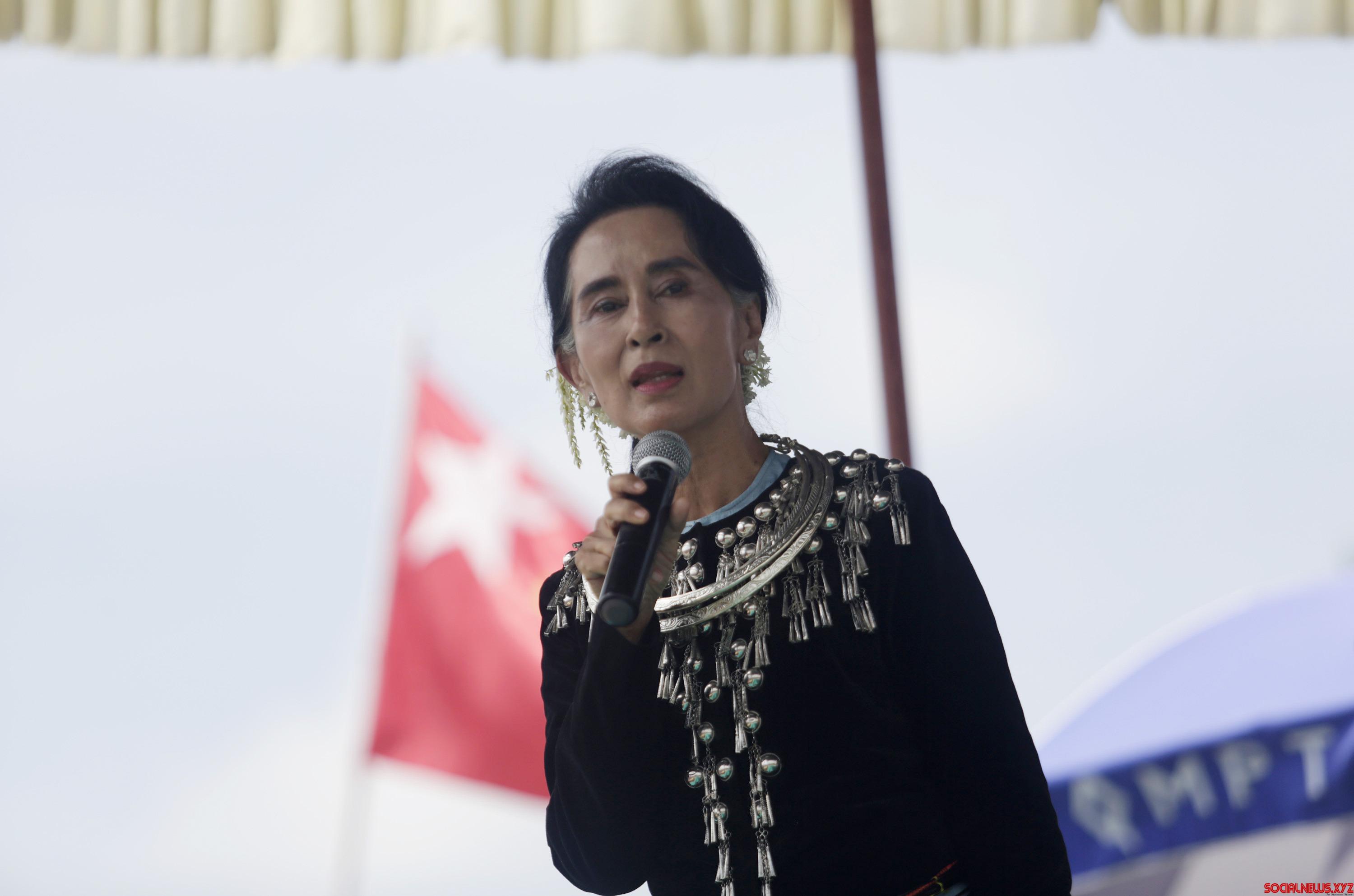 Suu Kyi Discusses Government Formation with Army Chief