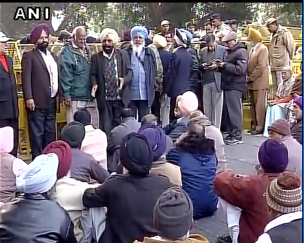 Ex-Servicemen Protest Outside Jaitley's House; Vow to Continue