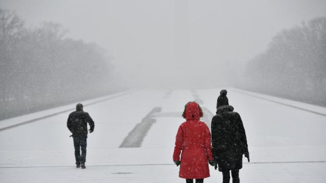 Life-Threatening Blizzard Hits US, 120k Left Without Power