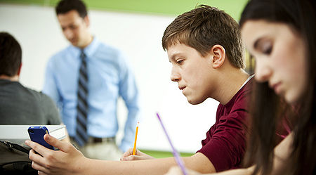 Most College Students Use Smartphones in Classroom: Study