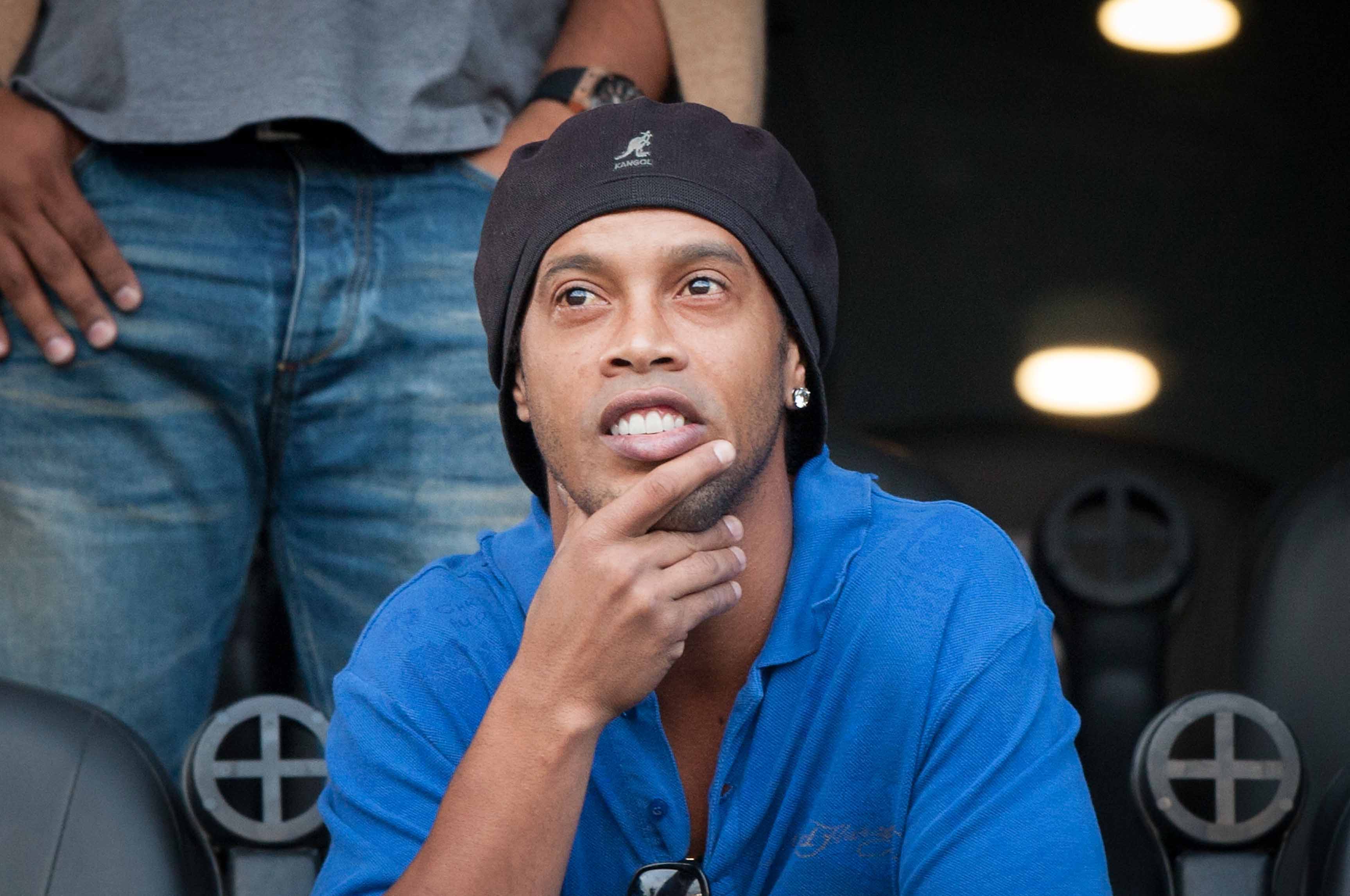 Close Shave for Ronaldinho As Rusted Traffic Light Post Falls
