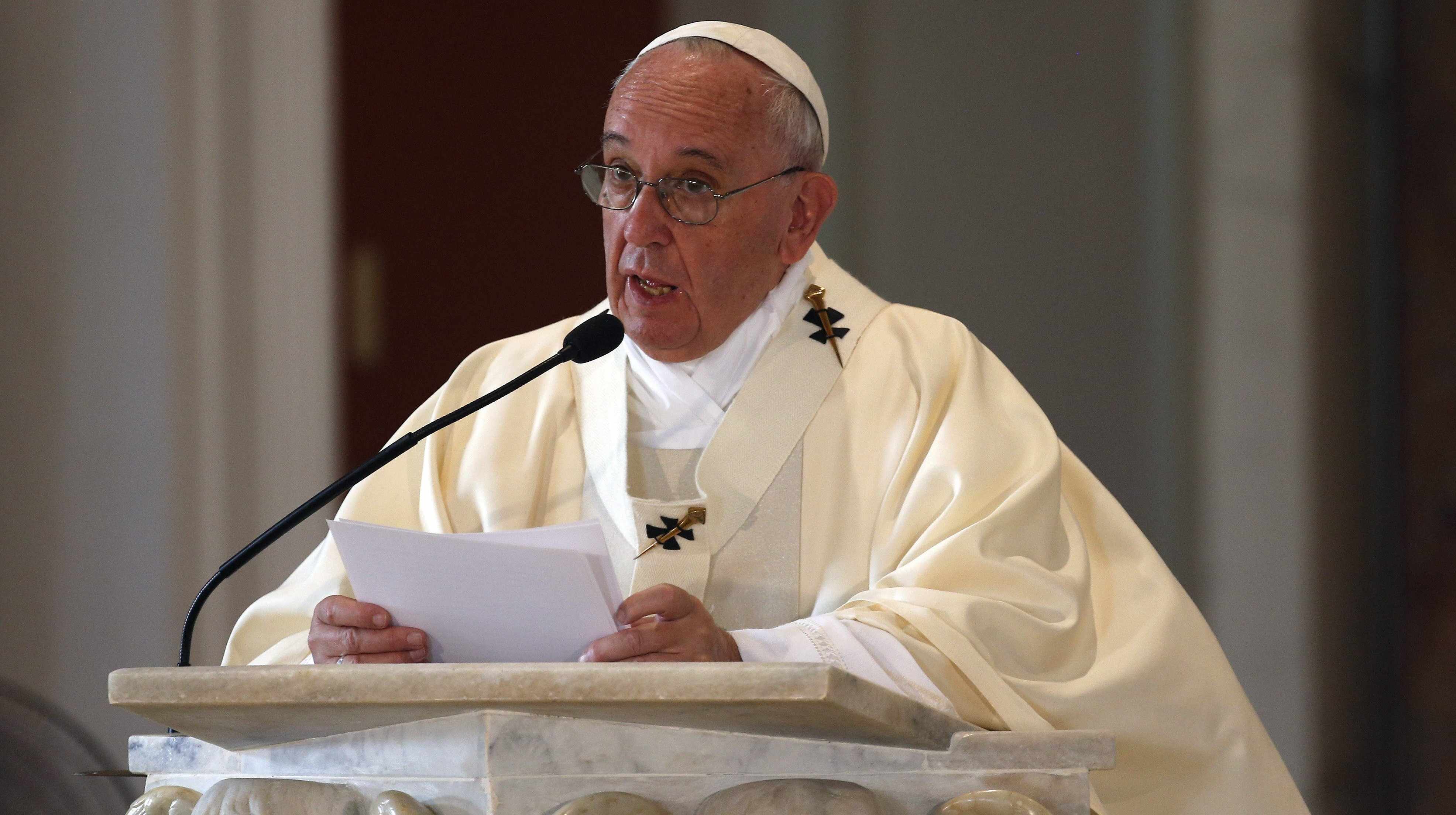 Practise mercy daily, Francis tells Vatican officials