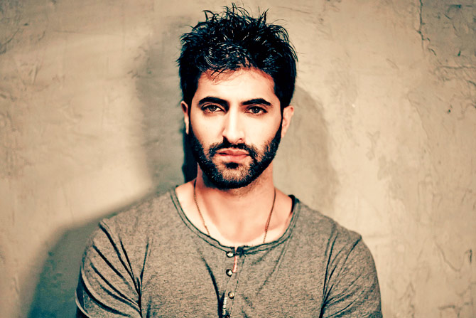 Akshay Oberoi's Character Kept Under Wraps in 'Fitoor'