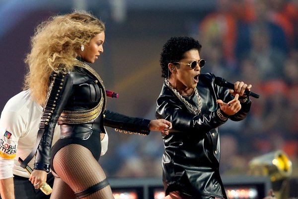 Beyonce Knowles Stumbles on Stage