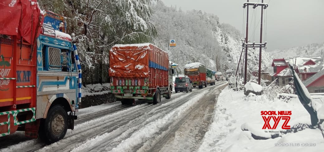 Jammu-Srinagar Highway closed for vehicular traffic (Lead) Jammu-Srinagar Highway closed for vehicular traffic (Lead)