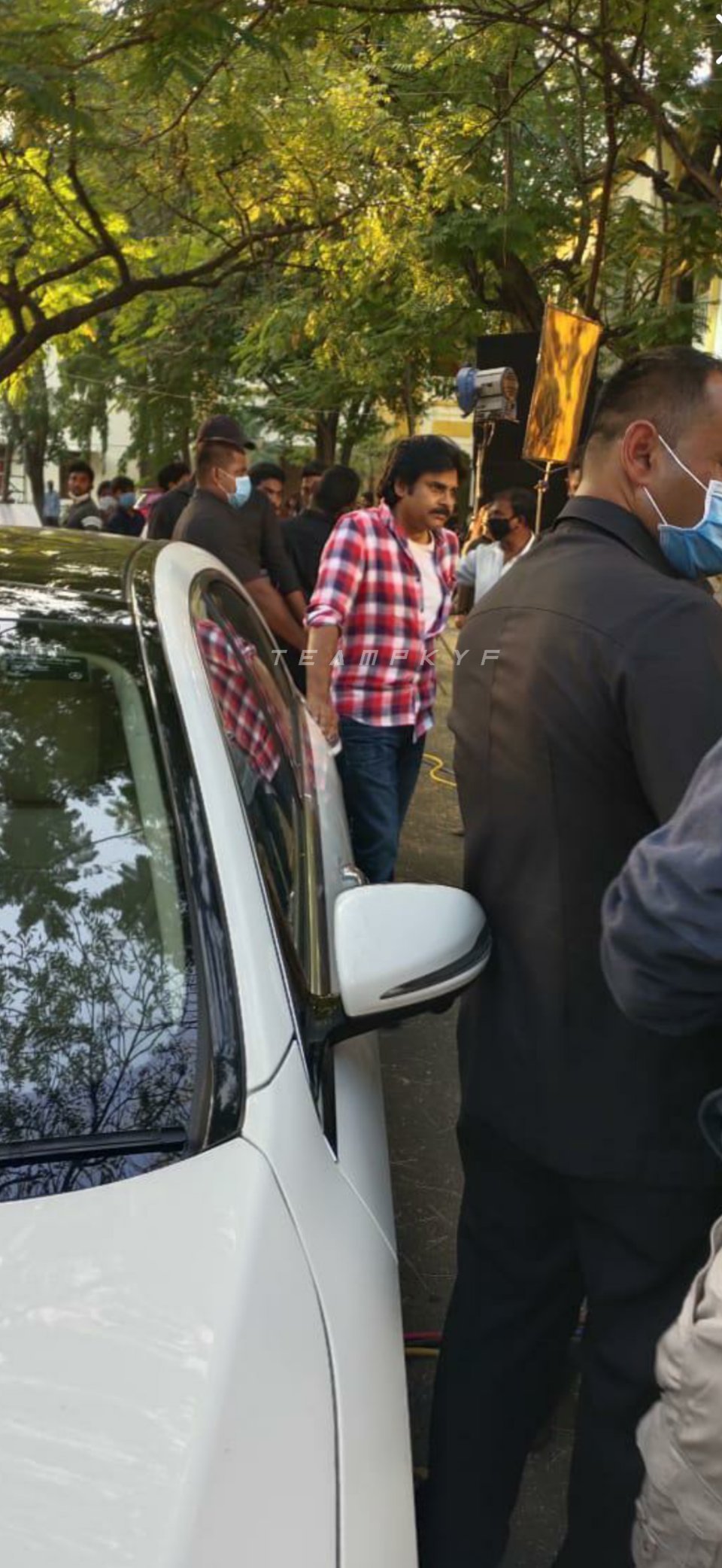 Pawan Kalyan's fans in love with his new look for Vakeel Saab