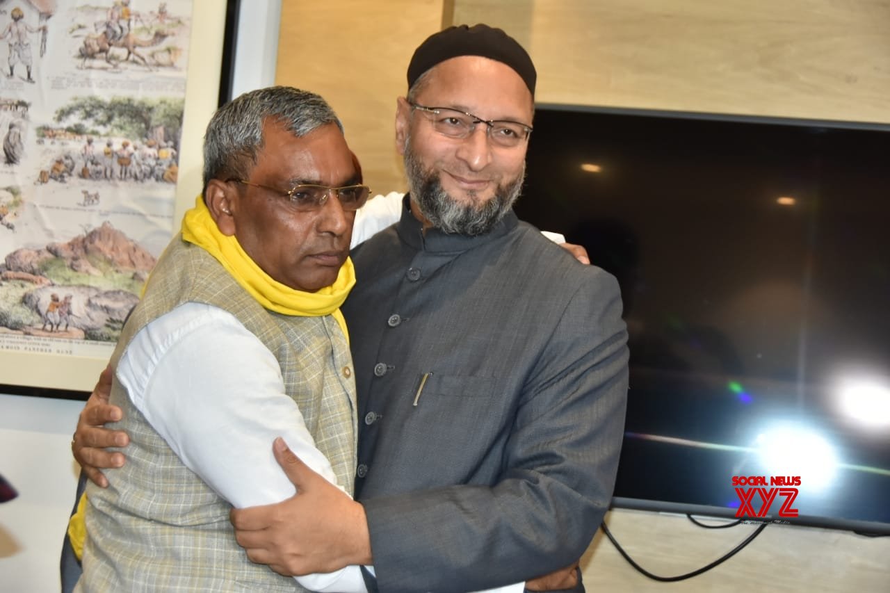 Owaisi arrives in Lucknow, works on alliances Owaisi arrives in Lucknow, works on alliances