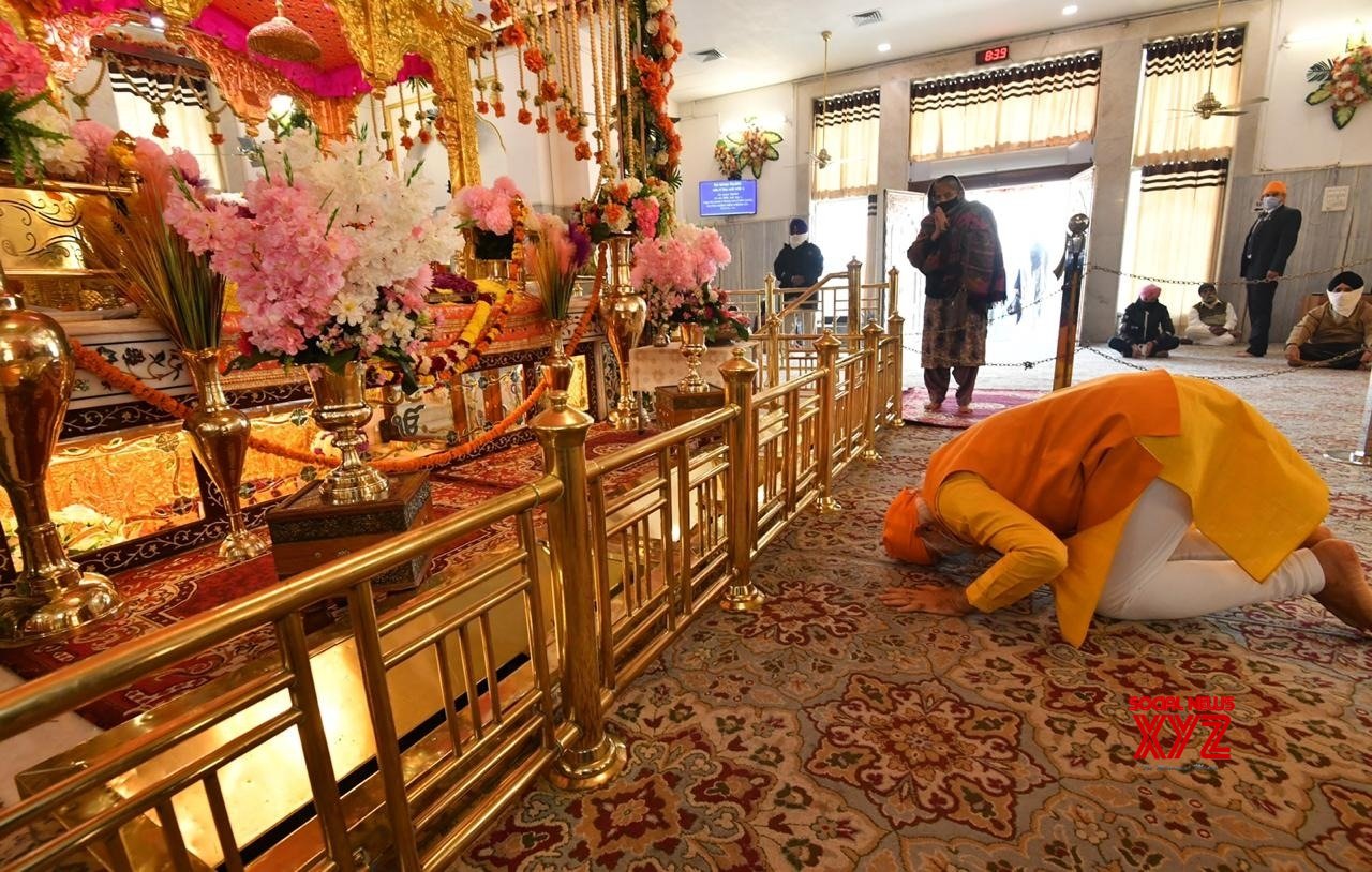 Modi pays surprise visit to Gurudwara Rakabganj Modi pays surprise visit to Gurudwara Rakabganj