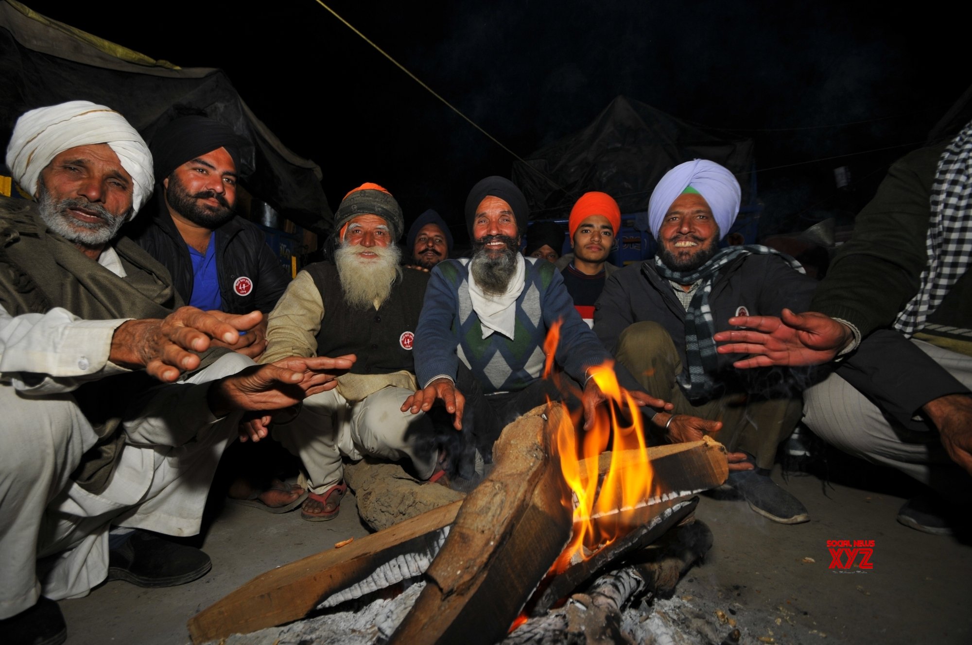 With bonfire and camaraderie, Singhu welcomes 2021 With bonfire and camaraderie, Singhu welcomes 2021