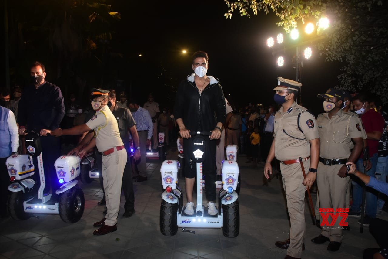 Akshay Kumar attends Mumbai Police event with Aaditya Thackeray, Anil Deshmukh Akshay Kumar attends Mumbai Police event with Aaditya Thackeray, Anil Deshmukh