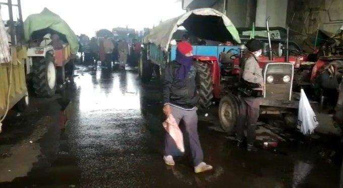 Chilling cold, rains unsettle protesting farmers Chilling cold, rains unsettle protesting farmers