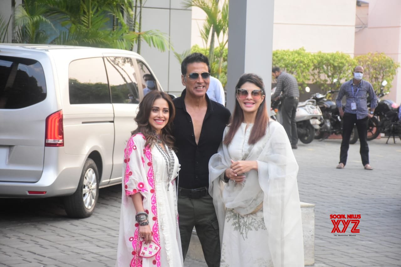 Akshay reaches Ayodhya, Mahurat shot at Ram temple Akshay reaches Ayodhya, Mahurat shot at Ram temple