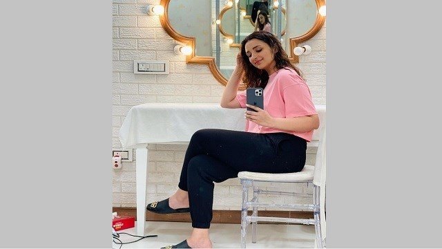 Parineeti Chopra takes mirror selfie when she is left along in the vanity van Parineeti Chopra takes mirror selfie when she is left along in the vanity van