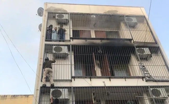 Spidermen cops' stunt helps 3 trapped in Delhi blaze Spidermen cops' stunt helps 3 trapped in Delhi blaze