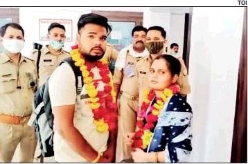 Police help couple marry in police station Police help couple marry in police station