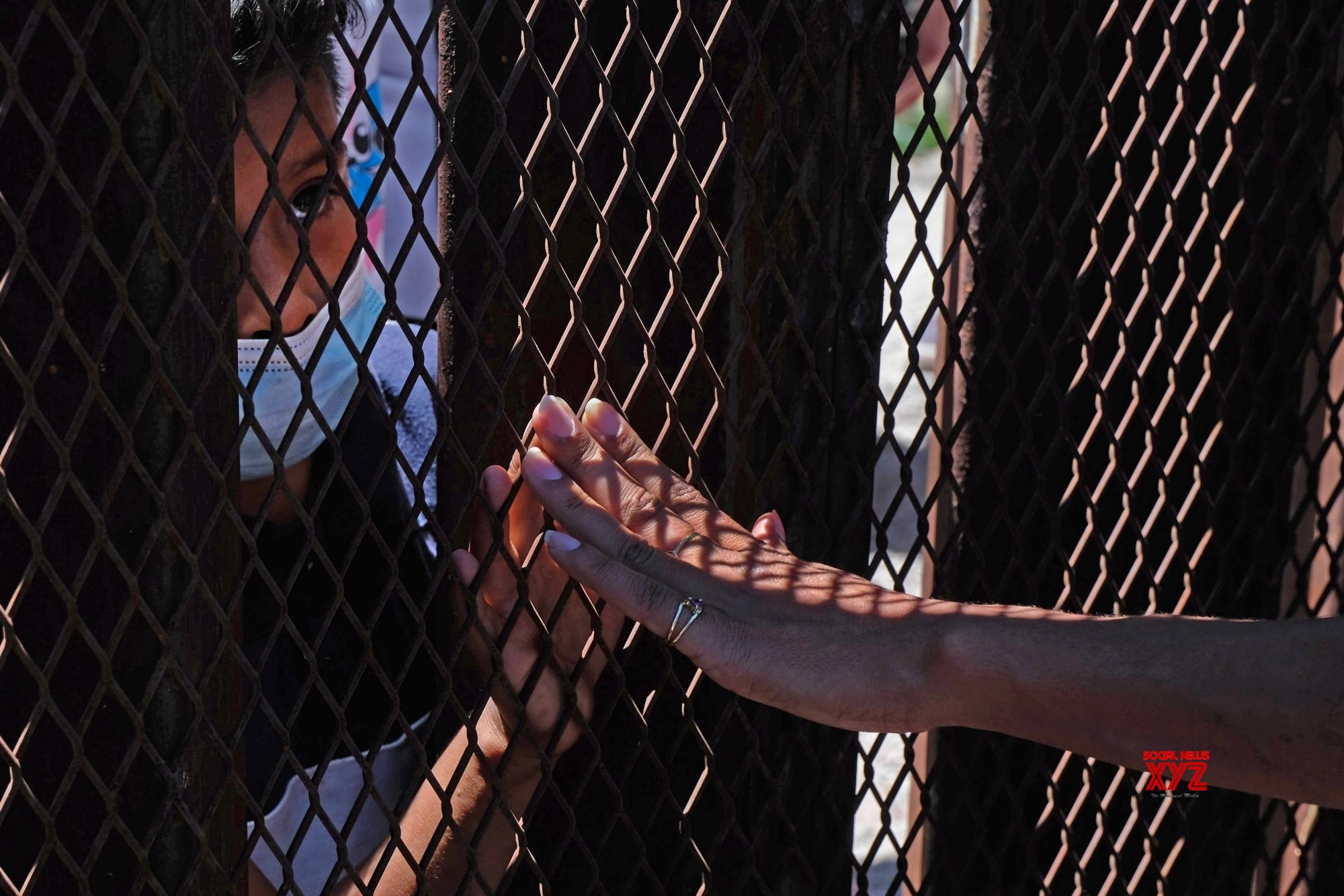 'Biden administration to deport migrant crowds in Texas border city' 'Biden administration to deport migrant crowds in Texas border city'