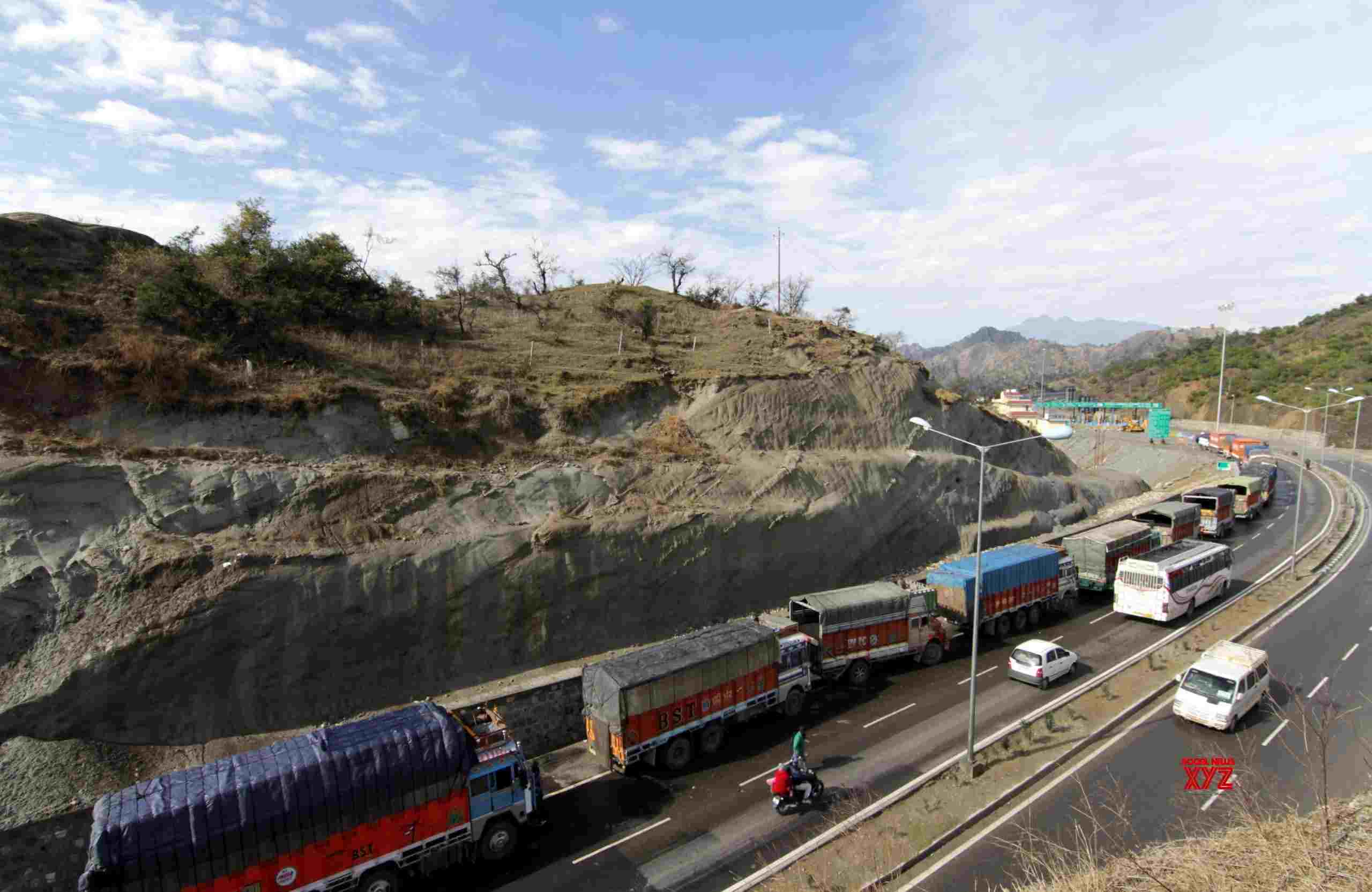 Landslide blocks Jammu-Srinagar highway Landslide blocks Jammu-Srinagar highway