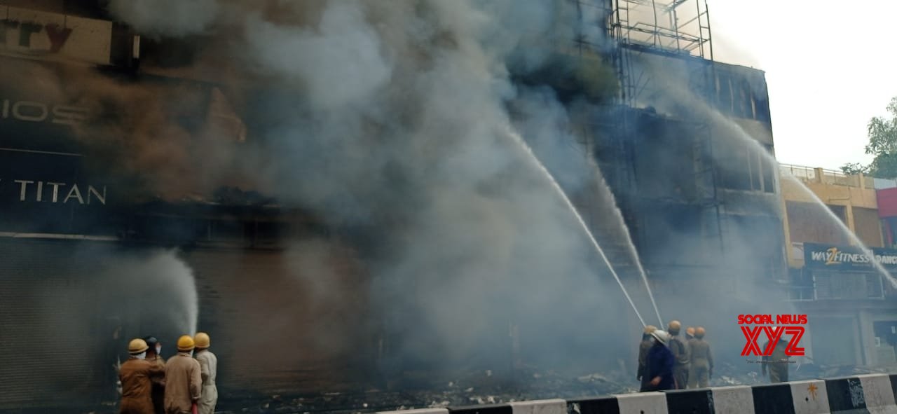 Massive fire breaks out in Delhi's Lajpat Nagar Market Massive fire breaks out in Delhi's Lajpat Nagar Market
