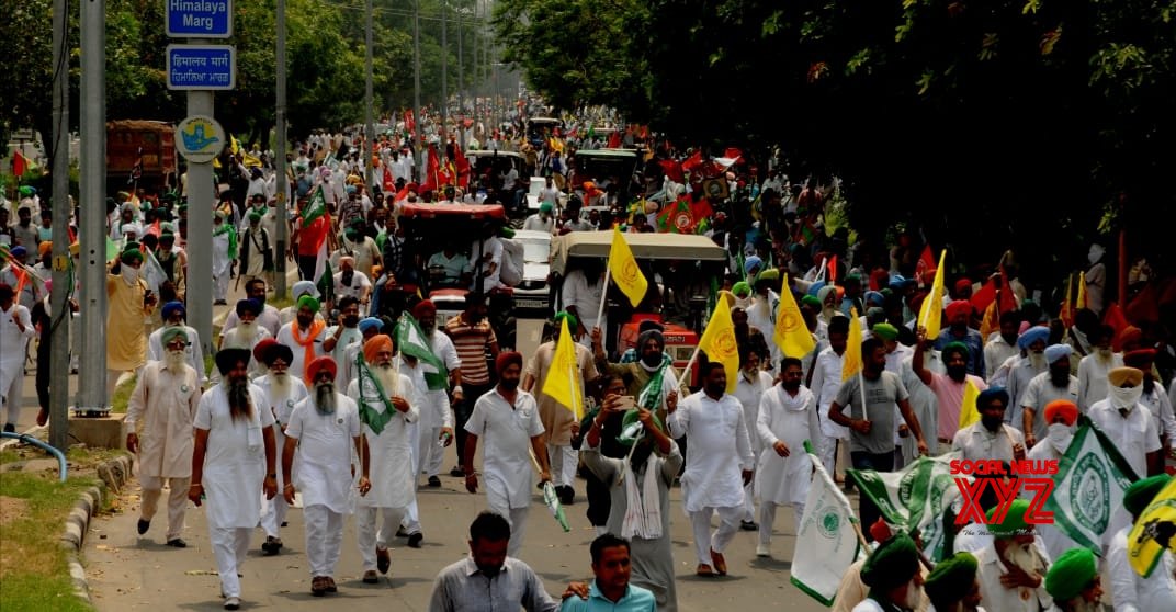 Protesting farmers submit memoranda to Punjab, Haryana Guvs Protesting farmers submit memoranda to Punjab, Haryana Guvs