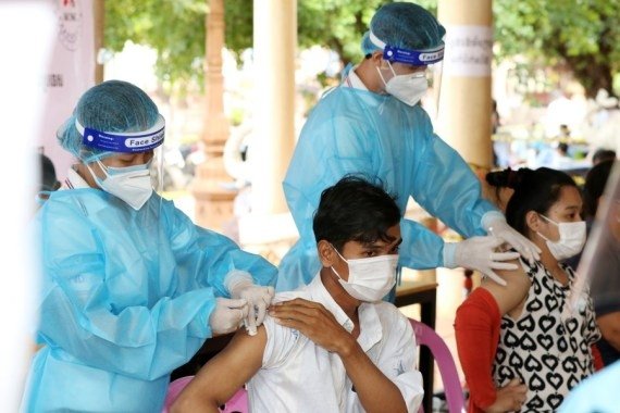 2 mn more China-donated Covid-19 vaccines arrive in Cambodia, greeted by PM 2 mn more China-donated Covid-19 vaccines arrive in Cambodia, greeted by PM