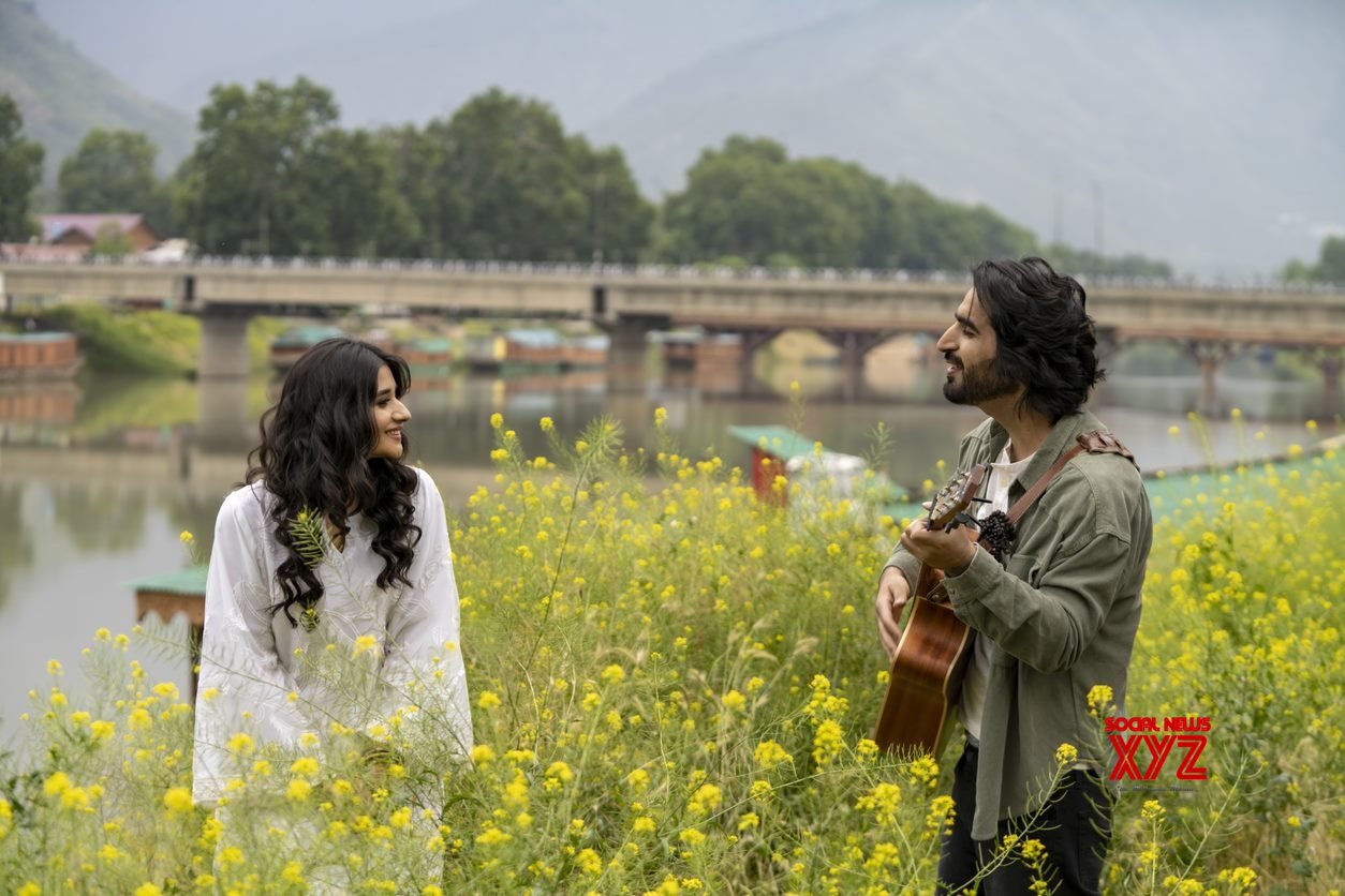 'Jhoome' celebrates idea of diehard old-school romance: Kashmiri singer Rahi Sayed 'Jhoome' celebrates idea of diehard old-school romance: Kashmiri singer Rahi Sayed