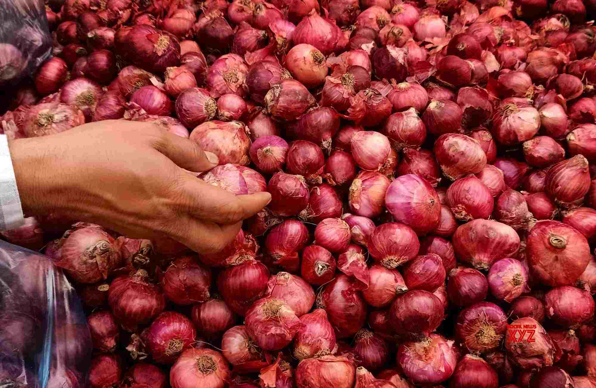 'Student' held for looting onions in UP 'Student' held for looting onions in UP