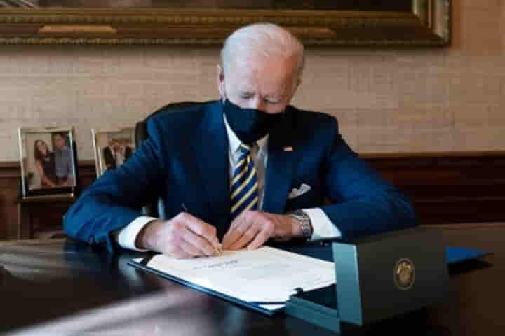 Biden signs last-minute stopgap funding bill, averting government shutdown Biden signs last-minute stopgap funding bill, averting government shutdown