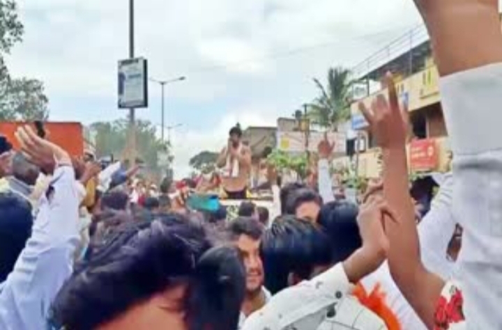 Out on bail, murder accused Cong leader gets hero's welcome in K'taka Out on bail, murder accused Cong leader gets hero's welcome in K'taka