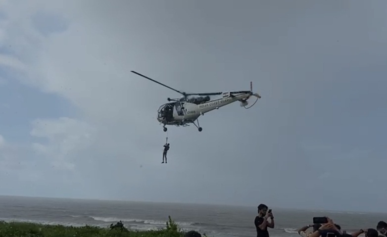 Maha: Boat stuck on rocks, crewman rescued after 30 hrs Maha: Boat stuck on rocks, crewman rescued after 30 hrs