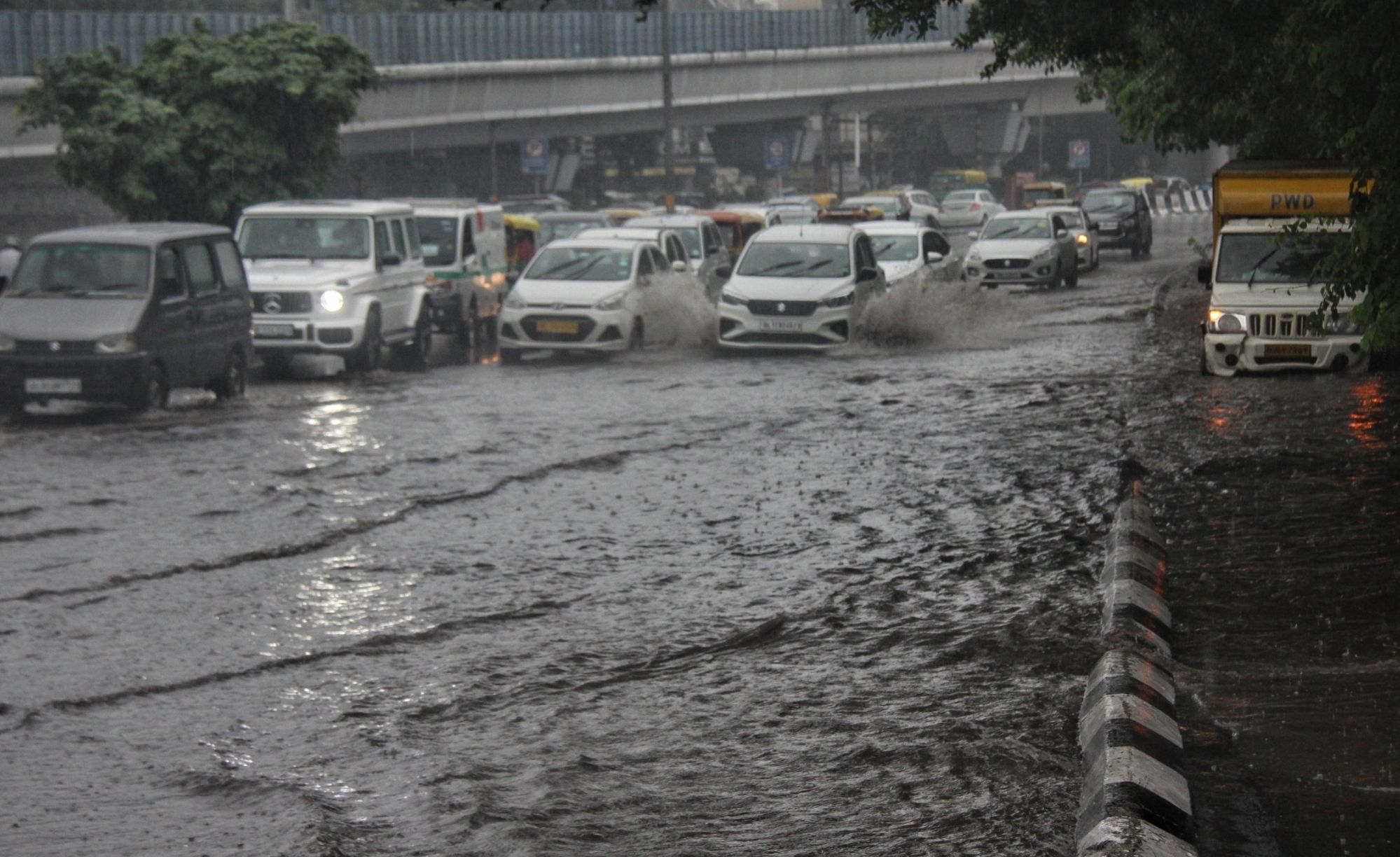 Heavy rain paralyzes Delhi traffic Heavy rain paralyzes Delhi traffic