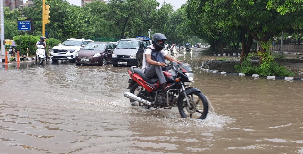 Heavy rains lash Delhi-NCR, record breached Heavy rains lash Delhi-NCR, record breached