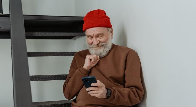 Look for these while buying a phone for elderly Look for these while buying a phone for elderly