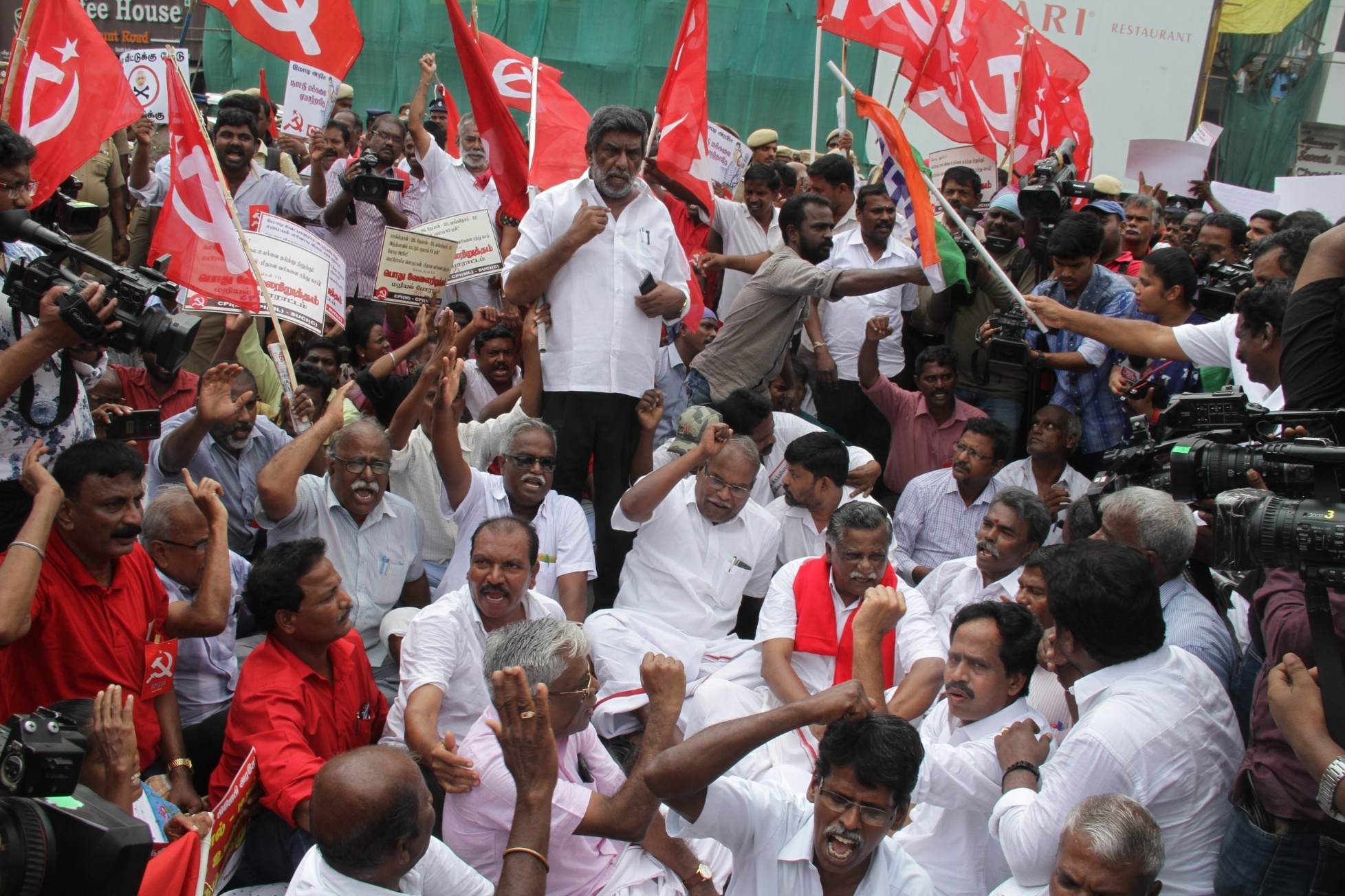 TN gives 'cold shoulder' to Bharat Bandh call TN gives 'cold shoulder' to Bharat Bandh call