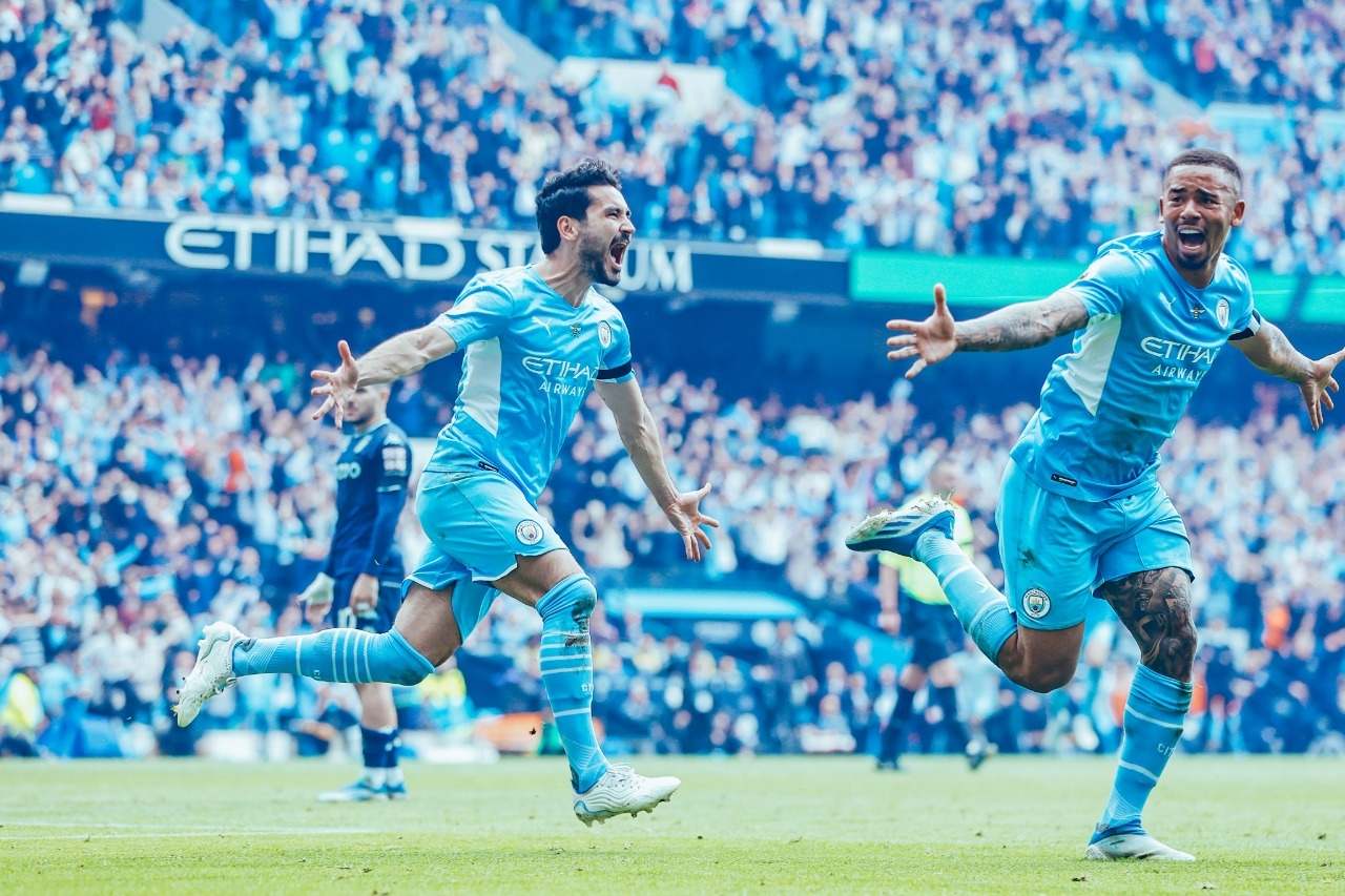 Manchester City claim Premier League title with dramatic 3-2 win at Aston Villa, Liverpool end one point behind