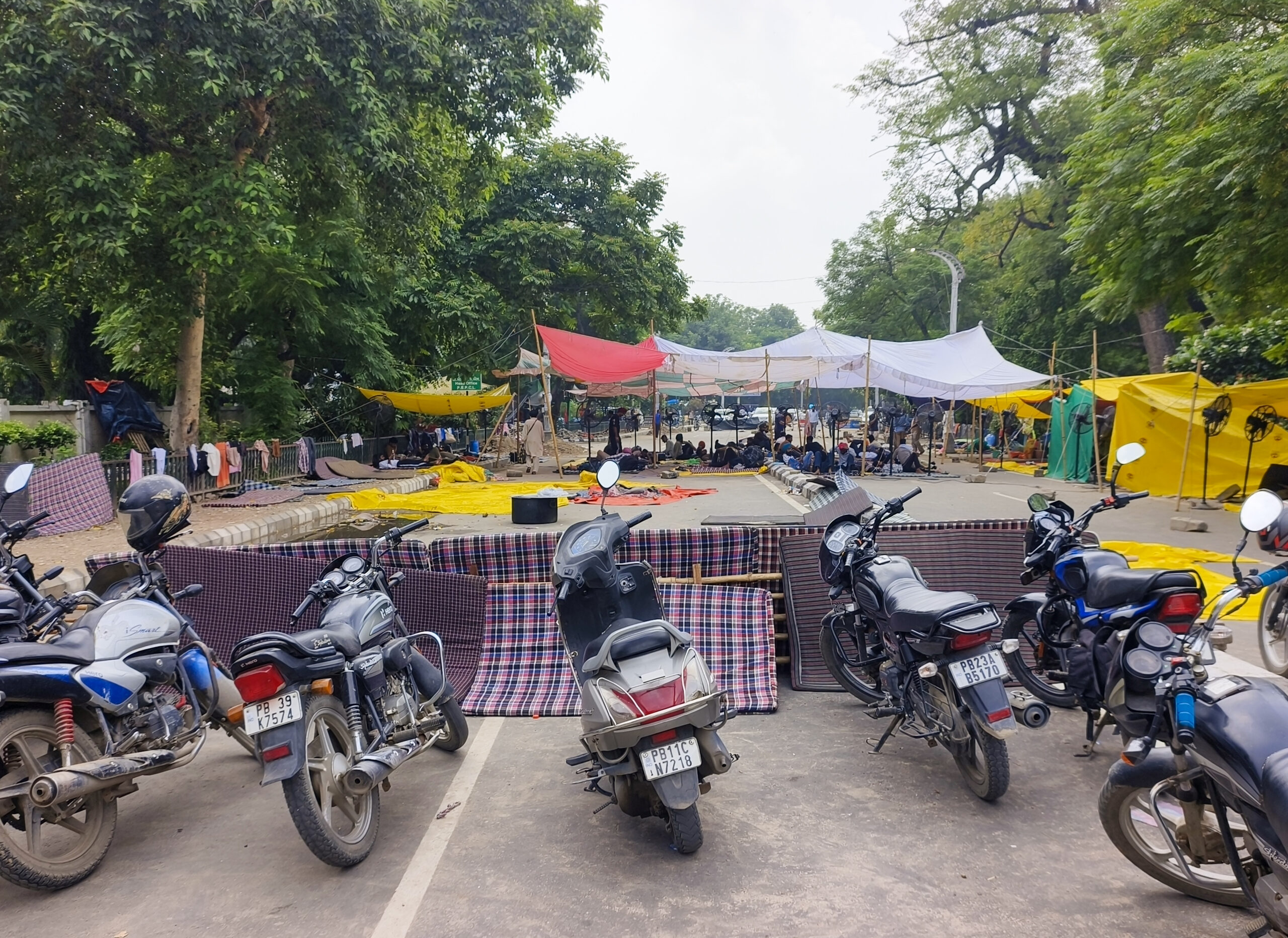 Patiala: Members of the PSPCL Outsource Workers Union and other unions block Mall Road during a protest against the Punjab government in support of their demands in Patiala, Punjab, on Wednesday, August 26, 2026. (Photo: IANS)