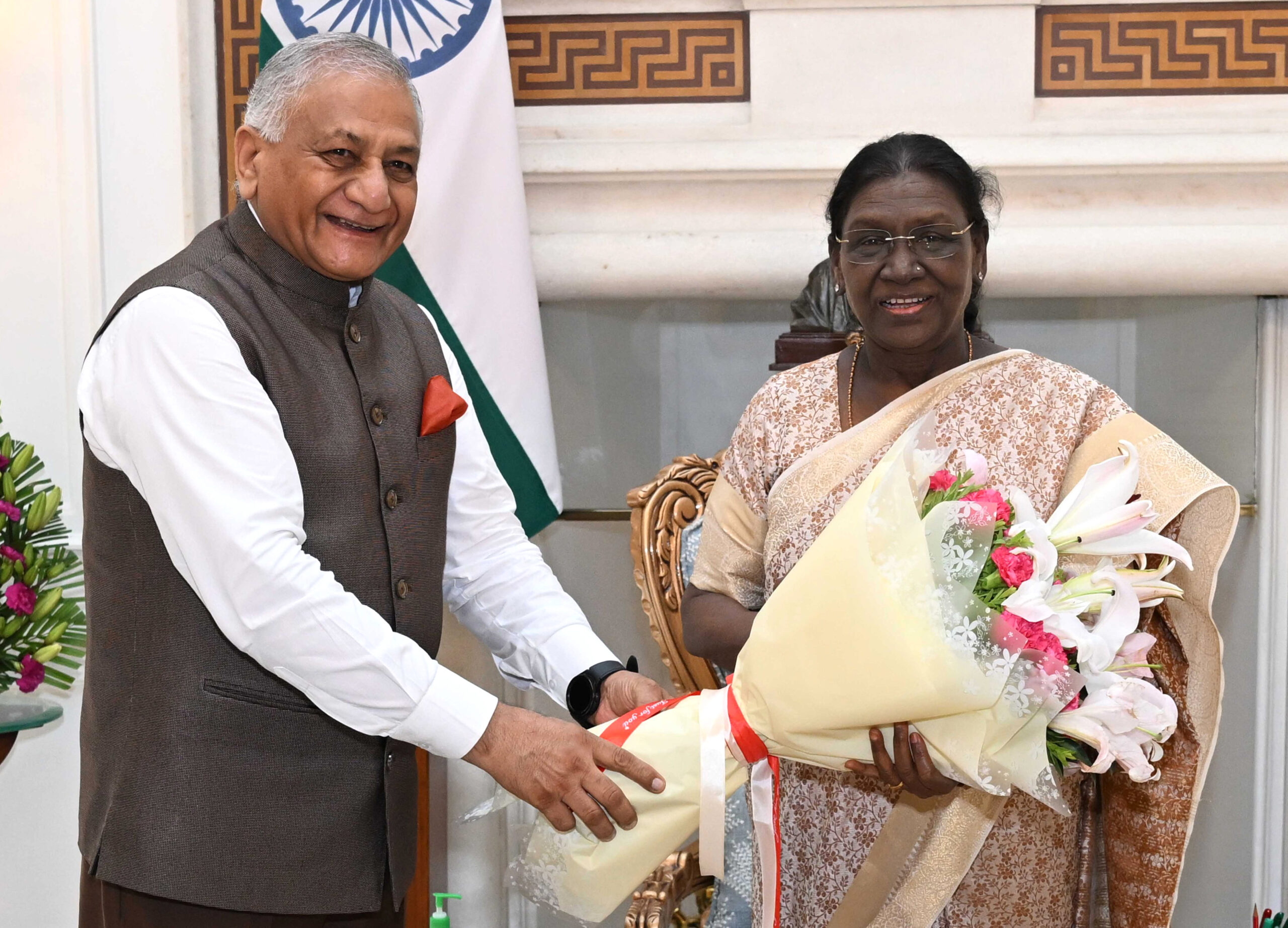 New Delhi: President Droupadi Murmu meets Mizoram Governor General Vijay Kumar Singh (Retd) at Rashtrapati Bhavan in New Delhi on Thursday, August 27, 2026. (Photo: IANS/X/@rashtrapatibhvn)
