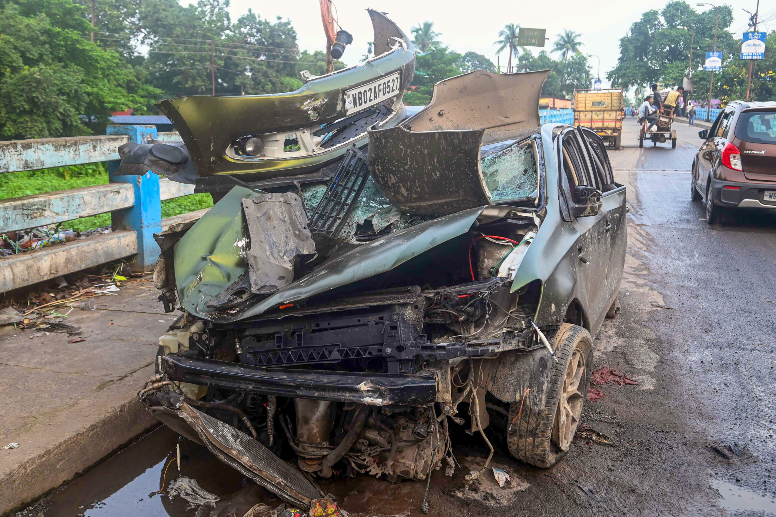 Sonarpur: Mangled remains of a car after a fatal accident on the Chowhati Bypass that claimed two lives, in Sonarpur, South 24 Parganas, West Bengal, on Thursday, August 27, 2026. (Photo: IANS)