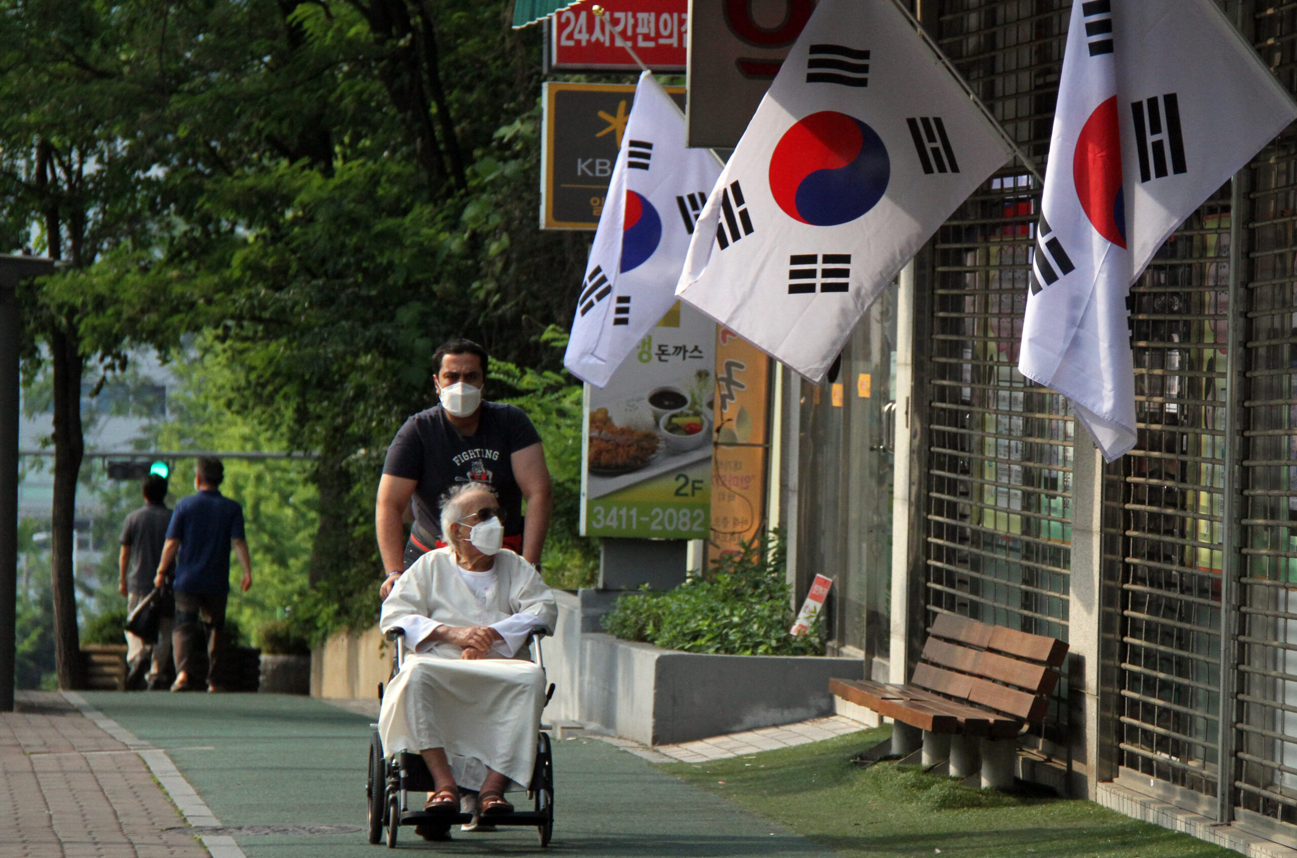 (150606) -- SEOUL, June 6, 2015 (Xinhua) -- Pedestrians walk past a hospital, where 7 patients were infected with MERS, in Seoul, South Korea, June 6, 2015. Nine more infections with the Middle East Respiratory Syndrome (MERS) were reported Saturday in South Korea, sending the total number to 50 since the first case was identified on May 20, the health ministry said. (Xinhua/Yao Qilin) (djj)