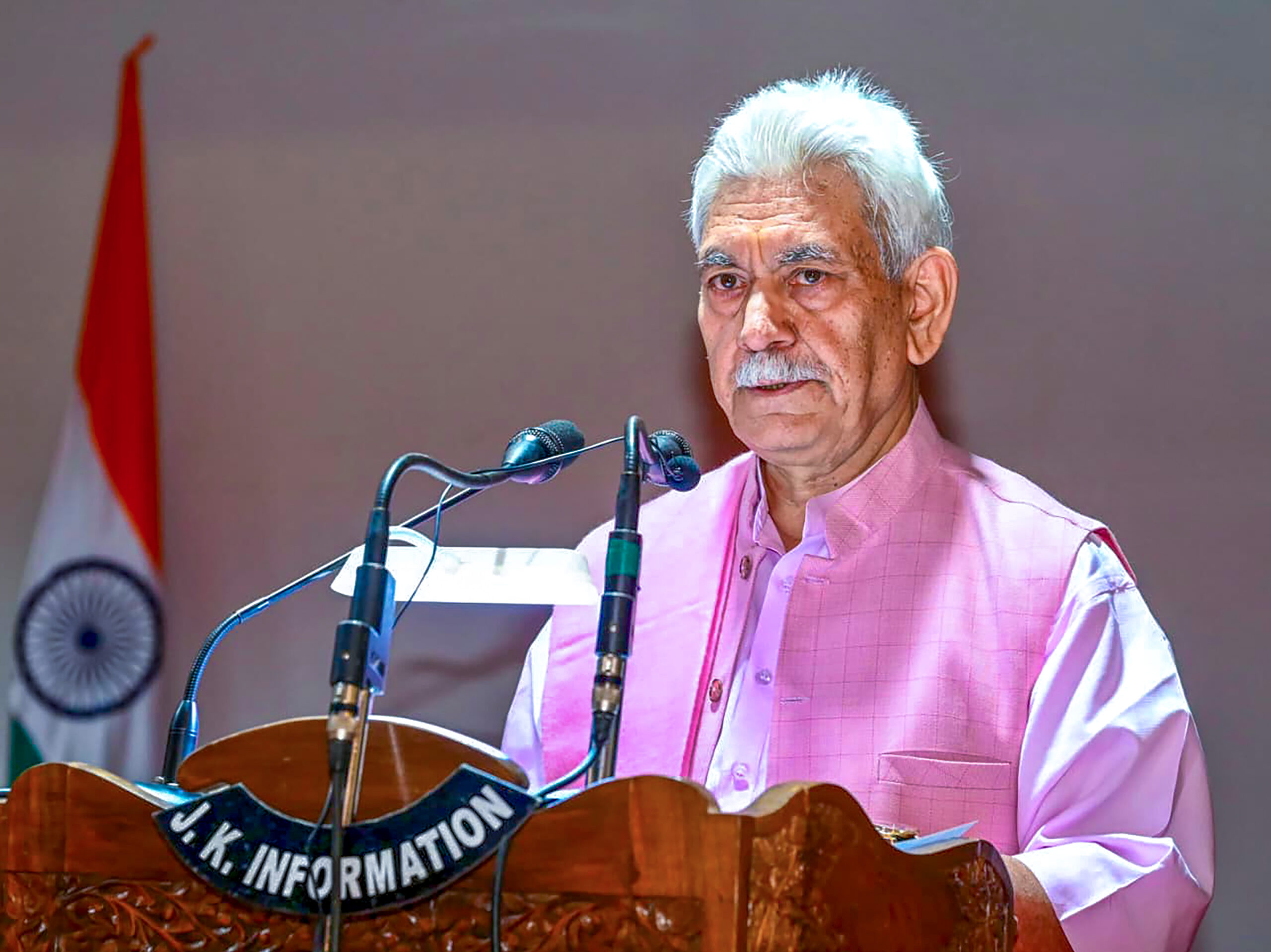 Srinagar: Jammu and Kashmir Lieutenant Governor Manoj Sinha felicitates an officer of the Shri Amarnath Ji Shrine Board (SASB), along with officials from the administration, J&K Police, Army, CAPFs, BRO, medical professionals and service providers, following the successful conclusion of the Shri Amarnath Ji Yatra 2026, in Srinagar on Sunday, August 30, 2026. (Photo: IANS/X/@manojsinha_)