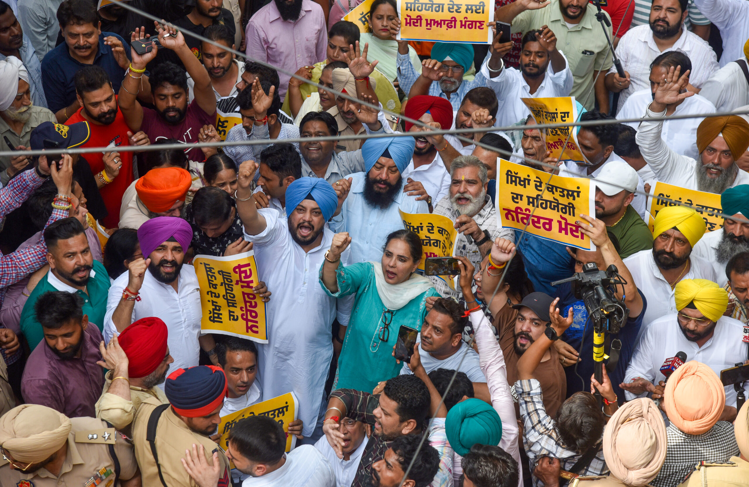 Amritsar: AAP leaders and workers during a protest outside the residence of BJP Rajya Sabha MP Tarun Chugh over three BJP leaders visiting Congress leader and 1984 anti-Sikh riots convict Sajjan Kumar in Amritsar on Tuesday, September 1, 2026. (Photo: IANS)