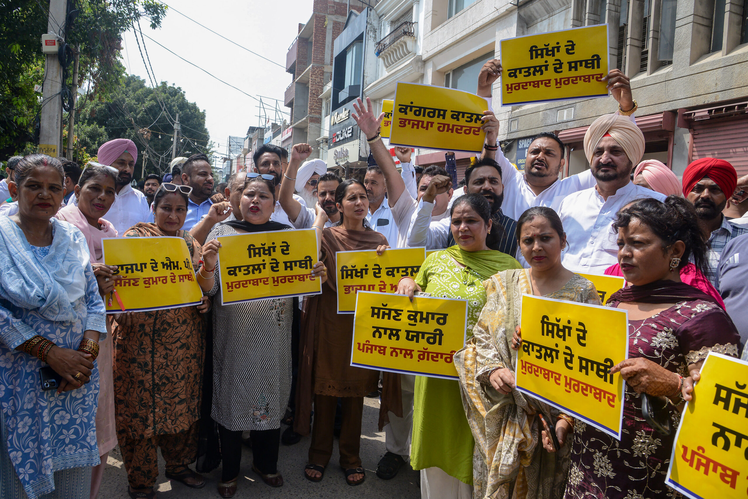 Jalandhar: Aam Aadmi Party (AAP) workers raise slogans during a protest against the BJP over the visit of three BJP MPs to the residence of former Congress leader and 1984 anti-Sikh riots convict Sajjan Kumar, ahead of BJP Punjab in-charge Satish Poonias programme in Jalandhar on Tuesday, September 1, 2026. (Photo: IANS)