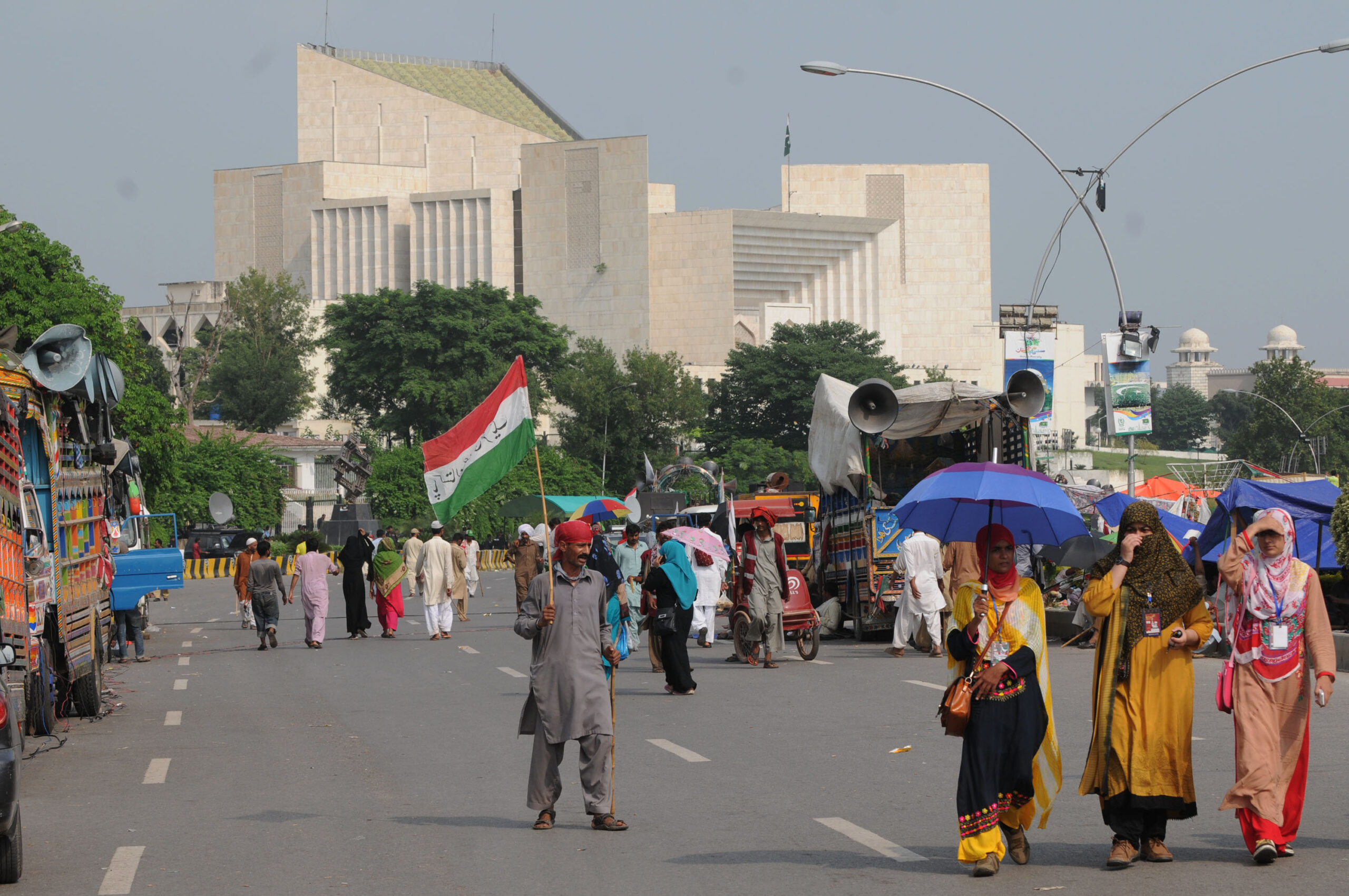 (140821) -- ISLAMABAD, Aug. 21, 2014 (Xinhua) -- Pakistani supporters of opposition leaders Imran Khan and Tahir-ul-Qadri gather in front of supreme court of Pakistan during a protest in Islamabad, capital of Pakistan, Aug. 21, 2014. Pakistani parliament on Thursday unanimously passed a resolution, rejecting demands by two opposition leaders for the resignation of Prime Minister Nawaz Sharif and dissolution of assemblies. (Xinhua/Ahmad Kamal)
****Authorized by ytfs****
