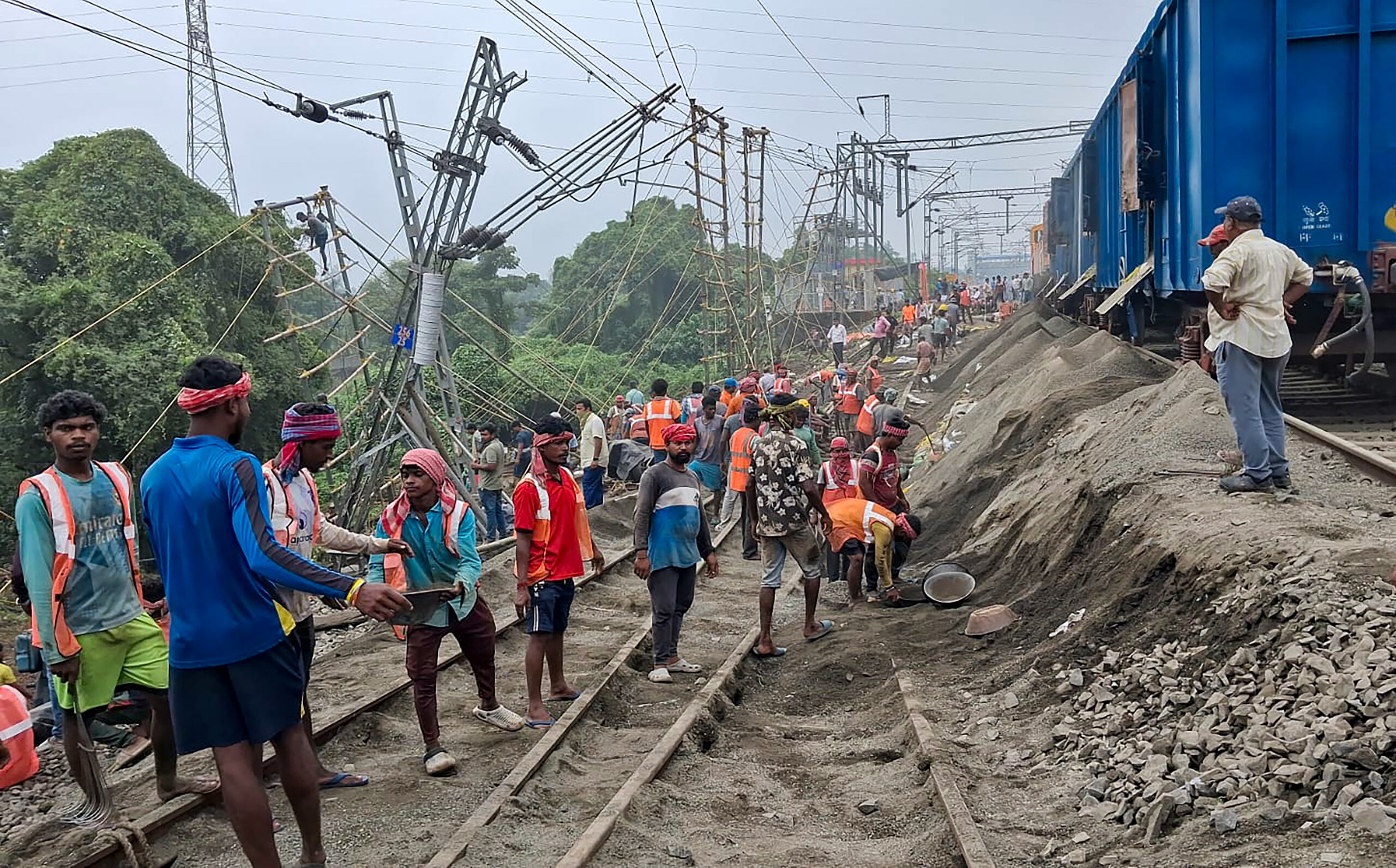 Murshidabad: Railway personnel carry out restoration work on a railway track affected by soil subsidence following heavy rainfall, disrupting train services between South and North Bengal, in Farakka, Murshidabad, on Friday, September 4, 2026.  (Photo: IANS)