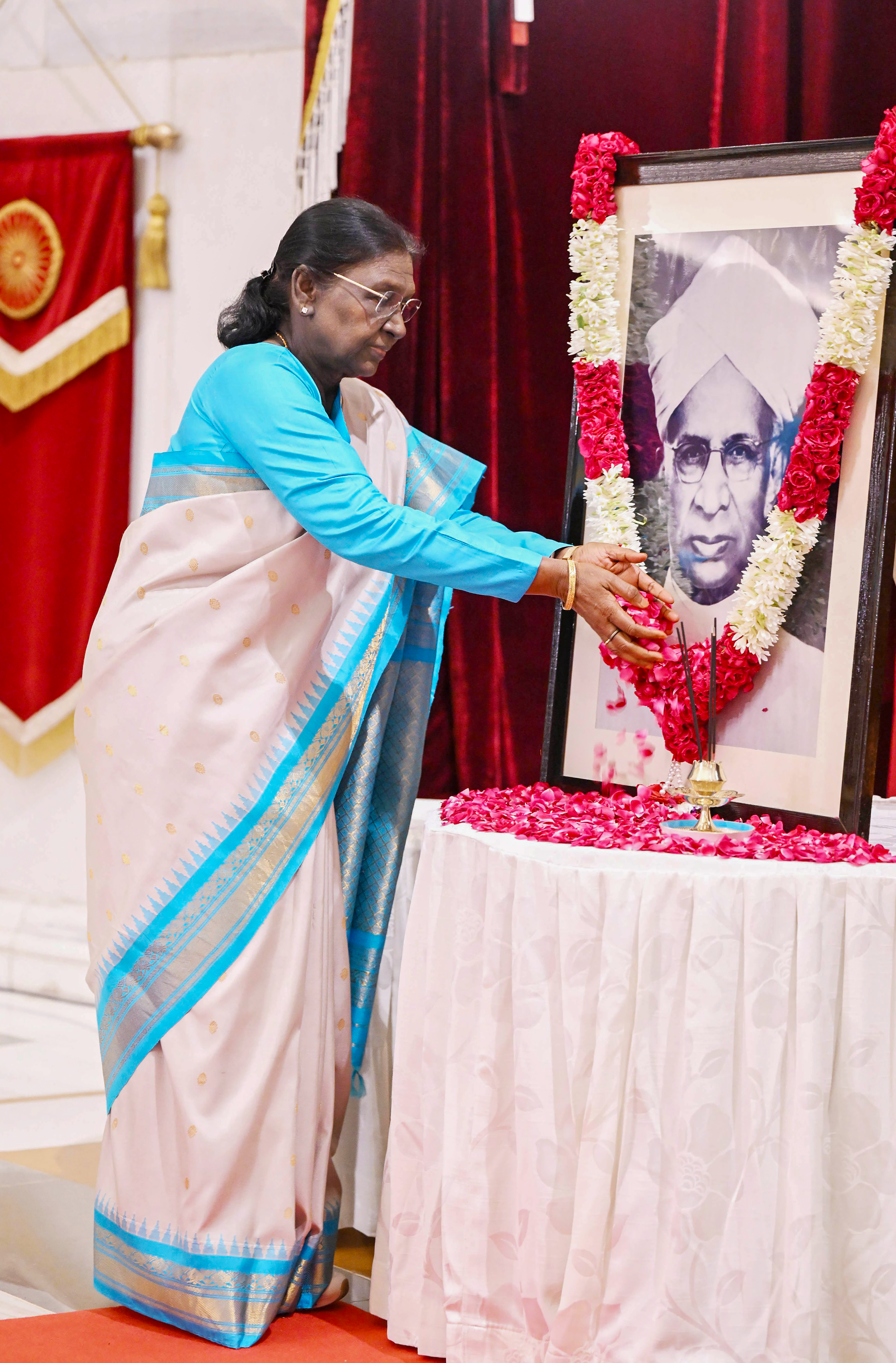 New Delhi: President Droupadi Murmu pays tribute to former president Sarvepalli Radhakrishnan on his birth anniversary at Rashtrapati Bhavan in New Delhi on Saturday, September 5, 2026. (Photo: IANS/X/@rashtrapatibhvn)