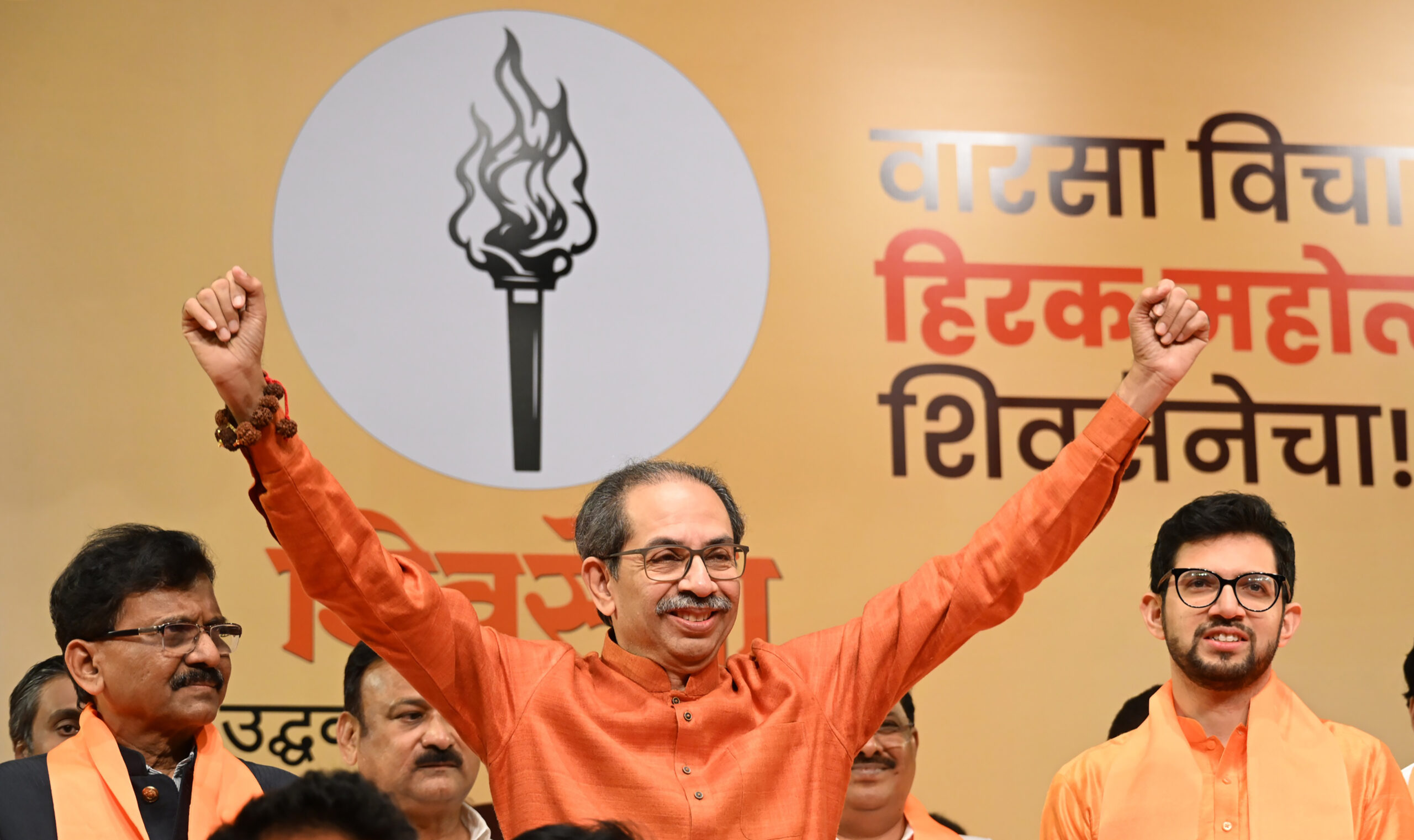Uddhav Thackeray slams Shinde faction; demands freezing of 'Bow and Arrow' symbol Uddhav Thackeray slams Shinde faction; demands freezing of 'Bow and Arrow' symbol