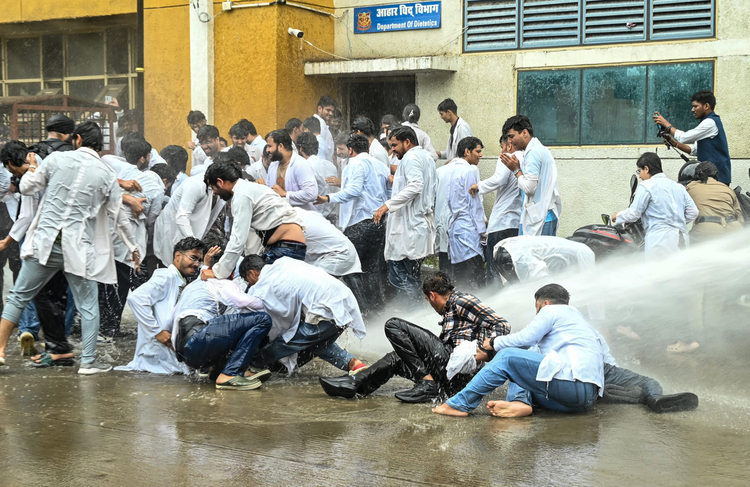MP govt orders inquiry into police action against protesting intern doctors MP govt orders inquiry into police action against protesting intern doctors