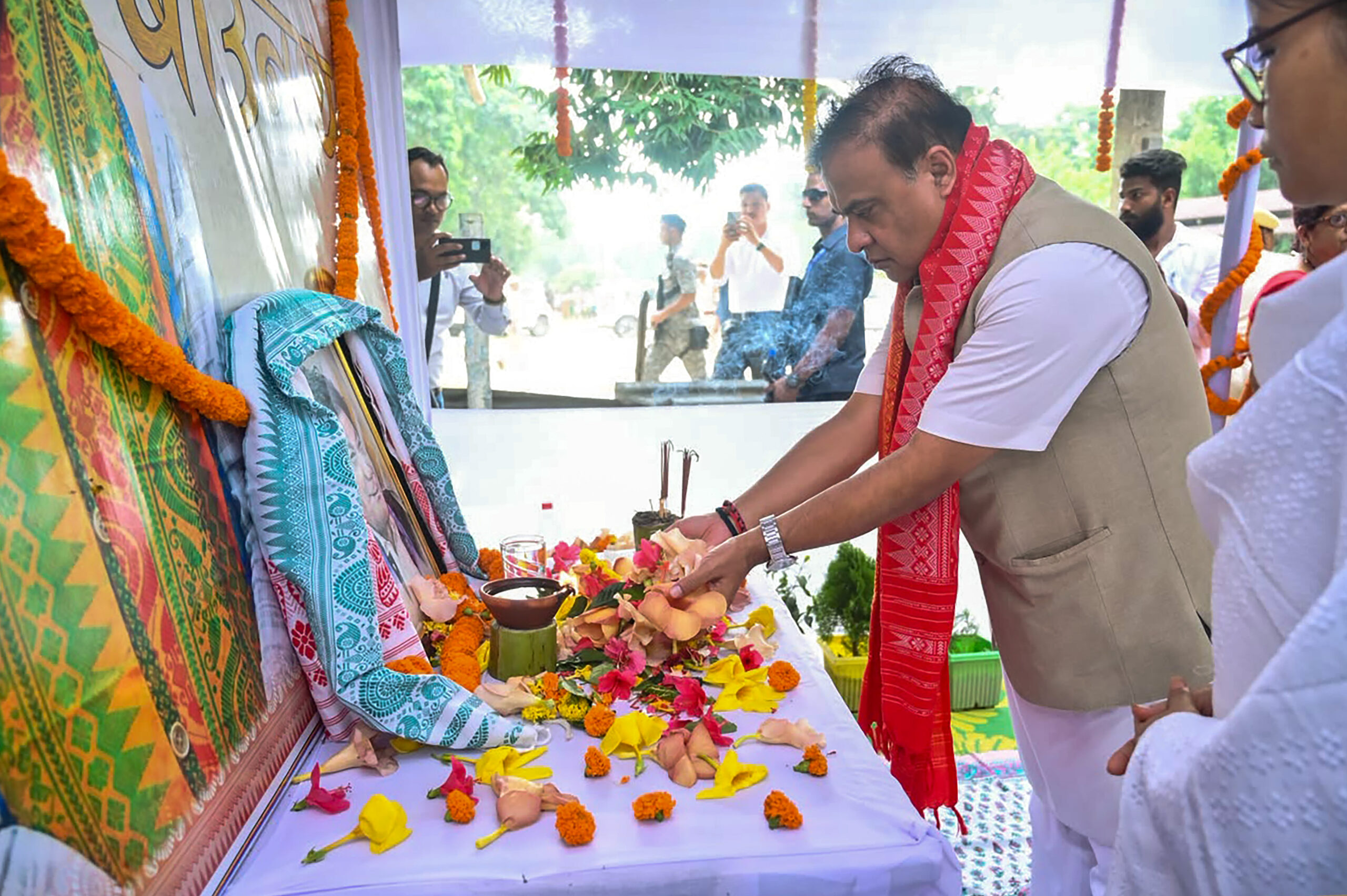 Tamulpur: Himanta Biswa Sarma Pays Tribute to Late Bijit Gwra Narzary #Gallery Tamulpur: Himanta Biswa Sarma Pays Tribute to Late Bijit Gwra Narzary #Gallery