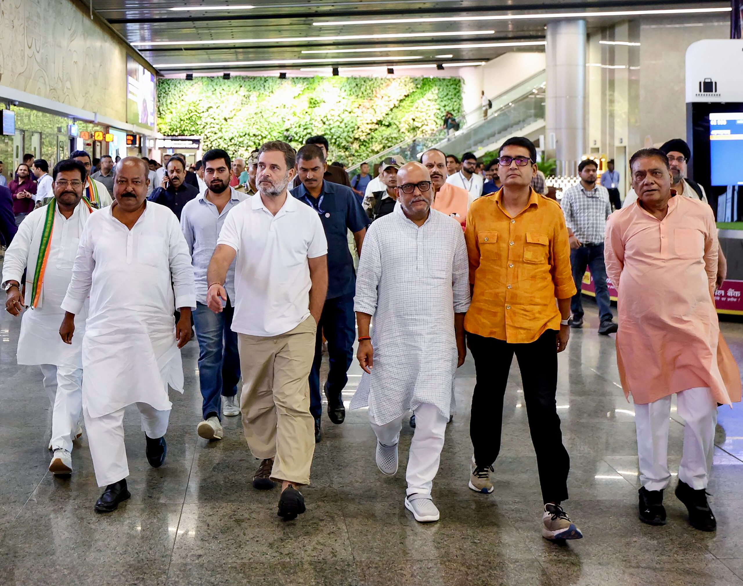Lucknow: Rahul Gandhi receives welcome at airport #Gallery Lucknow: Rahul Gandhi receives welcome at airport #Gallery