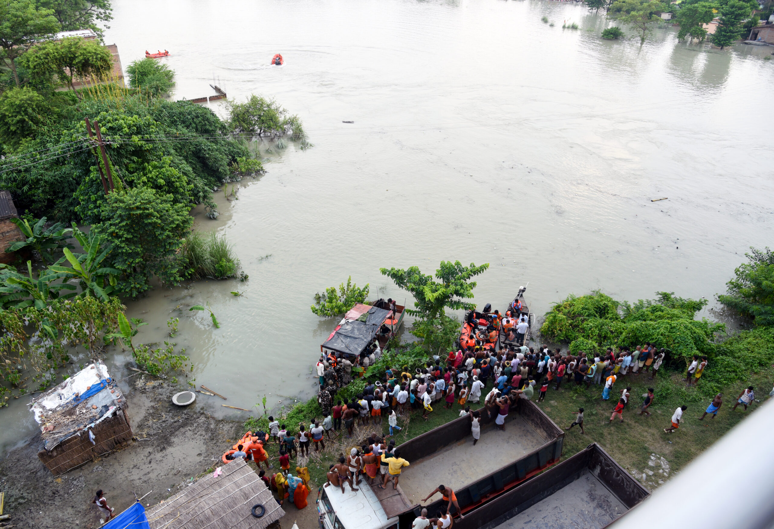 Vaishali: NDRF, SDRF personnel recover body after boat capsizes #Gallery Vaishali: NDRF, SDRF personnel recover body after boat capsizes #Gallery