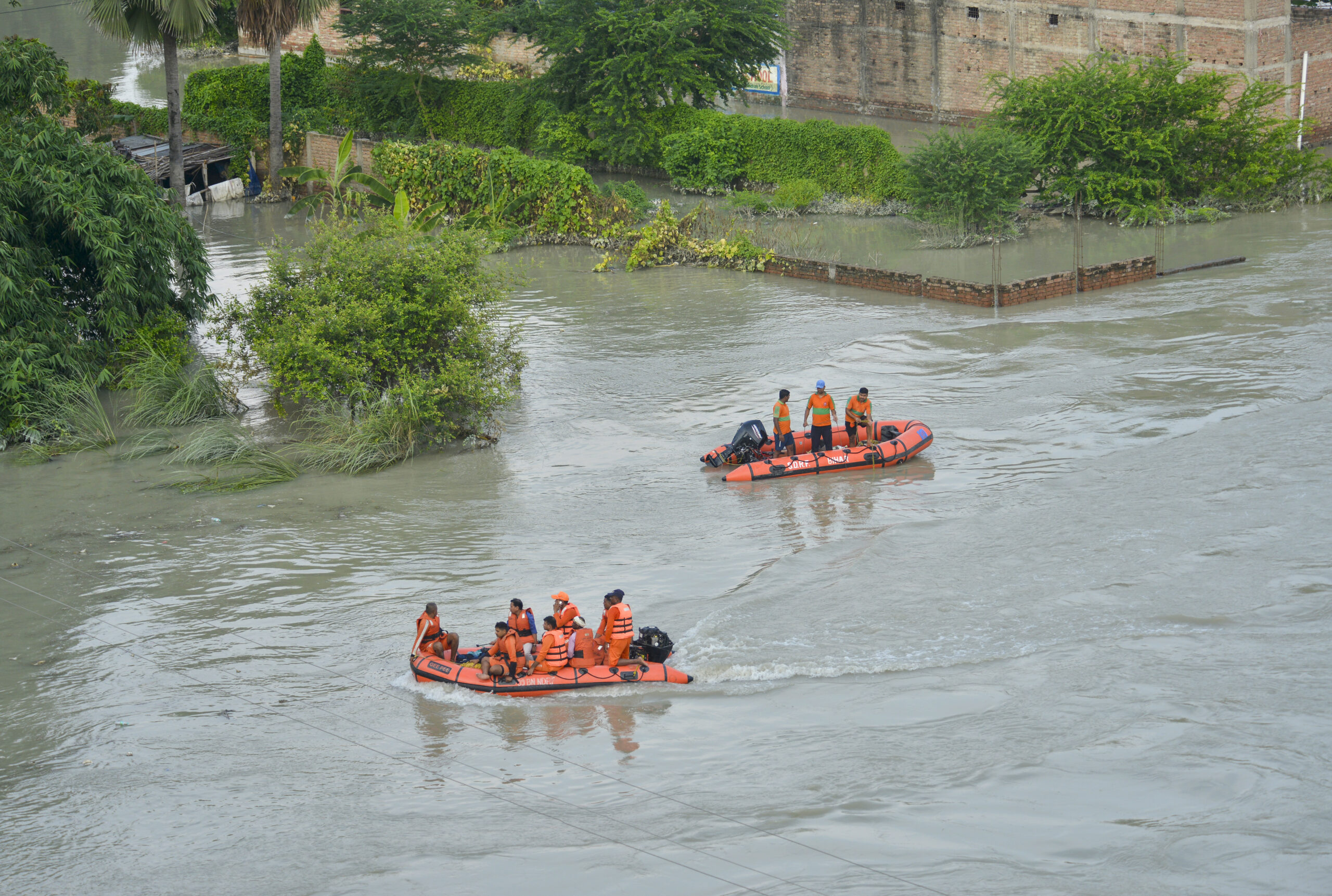 Vaishali: NDRF, SDRF personnel recover body after boat capsizes #Gallery Vaishali: NDRF, SDRF personnel recover body after boat capsizes #Gallery